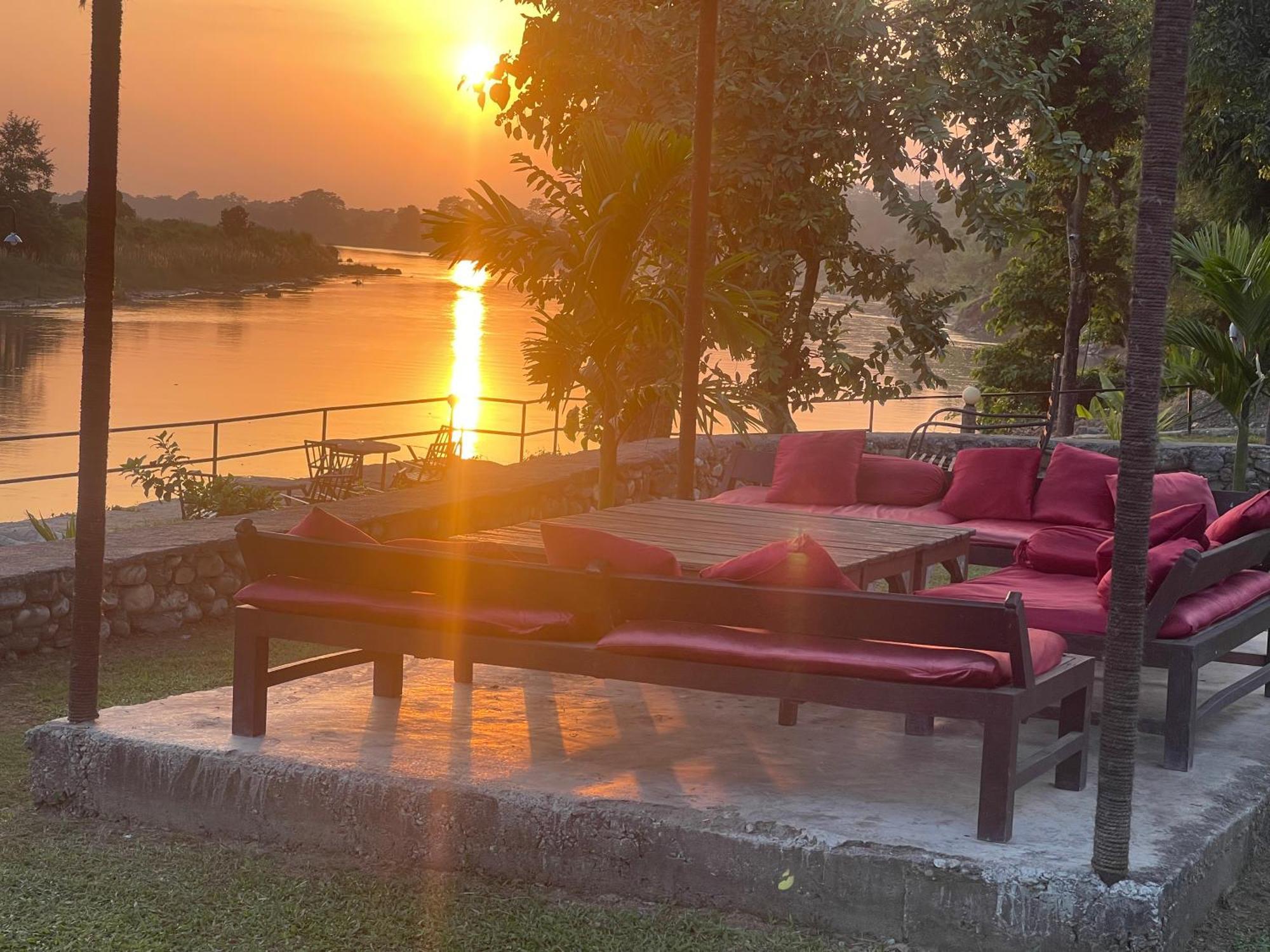 Chitwan Riverside Resort Sauraha Exterior photo