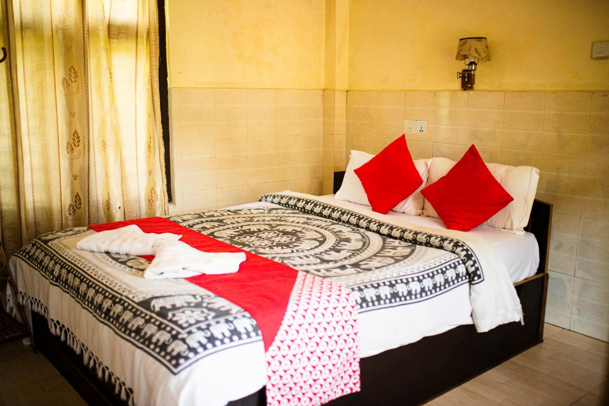 Chitwan Riverside Resort Sauraha Exterior photo